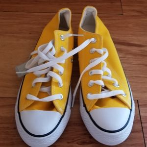 Converse ladies 9 nwt mustard yellow in color